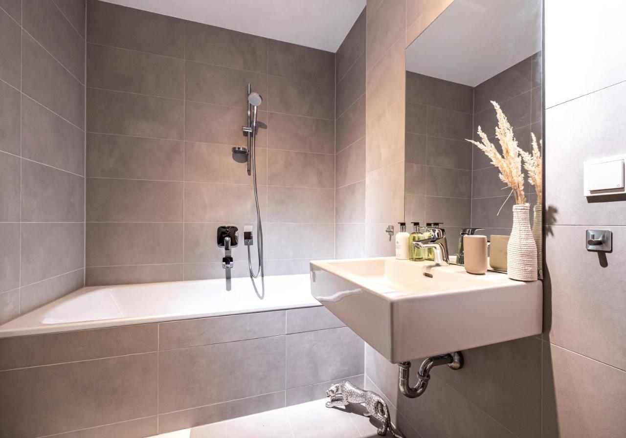New Luxury Apartment Overlooking ウィーン エクステリア 写真